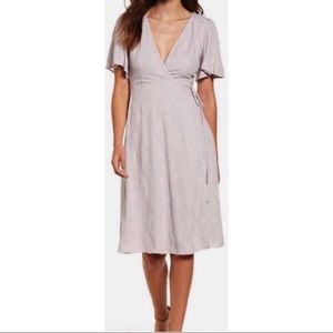 ASTR THE LABEL Grey Lilac Embroidered Short Sleeve Wrap Midi Dress - X-Small